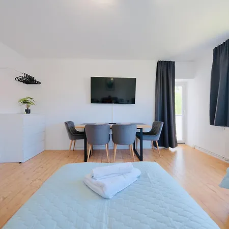 Apartment Pietsch - 6 Personen-3 Schlafzimmer- Boxspringbetten- Smart Tv- Balkon- Zentral
