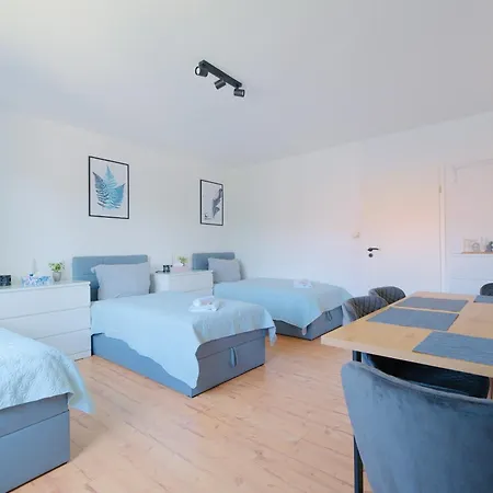 Pietsch - 6 Personen-3 Schlafzimmer- Boxspringbetten- Smart Tv- Balkon- Zentral Apartment Celle