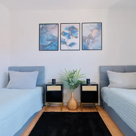 Pietsch - 6 Personen-3 Schlafzimmer- Boxspringbetten- Smart Tv- Balkon- Zentral Celle