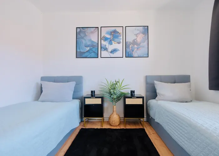 Pietsch - 6 Personen-3 Schlafzimmer- Boxspringbetten- Smart Tv- Balkon- Zentral Celle